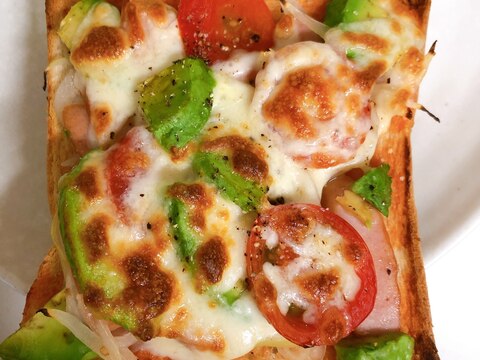 アボカド・プチトマト・ウインナーのピザトースト